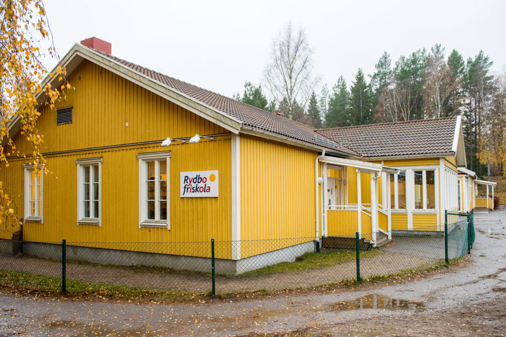 Gula huset på Rydbo Friskola utomhus