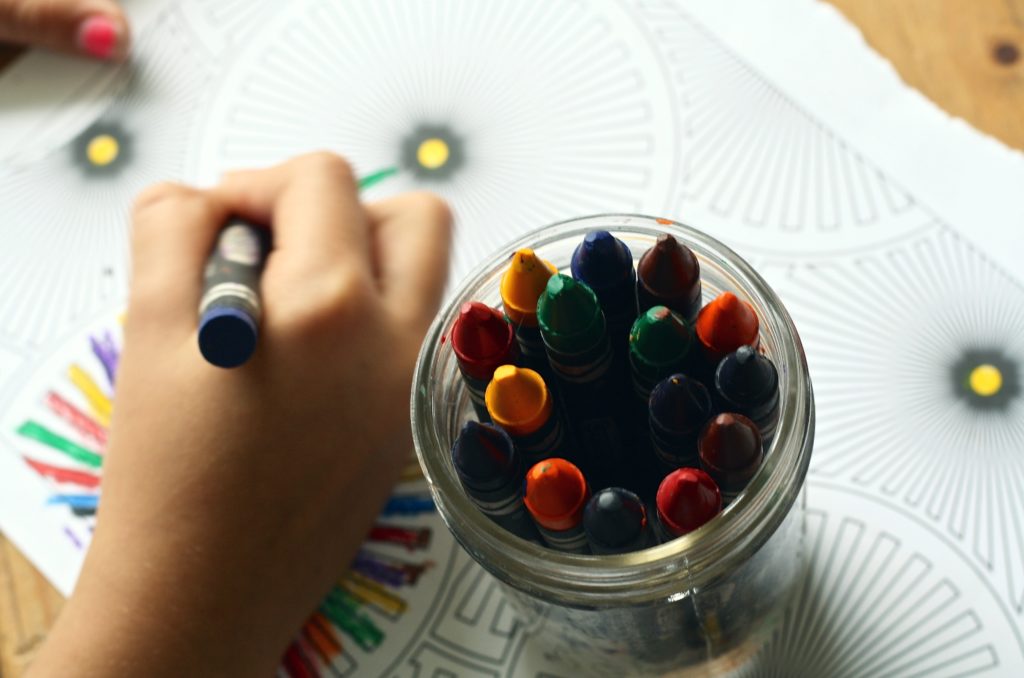 Barn ritar med färgglada kritor